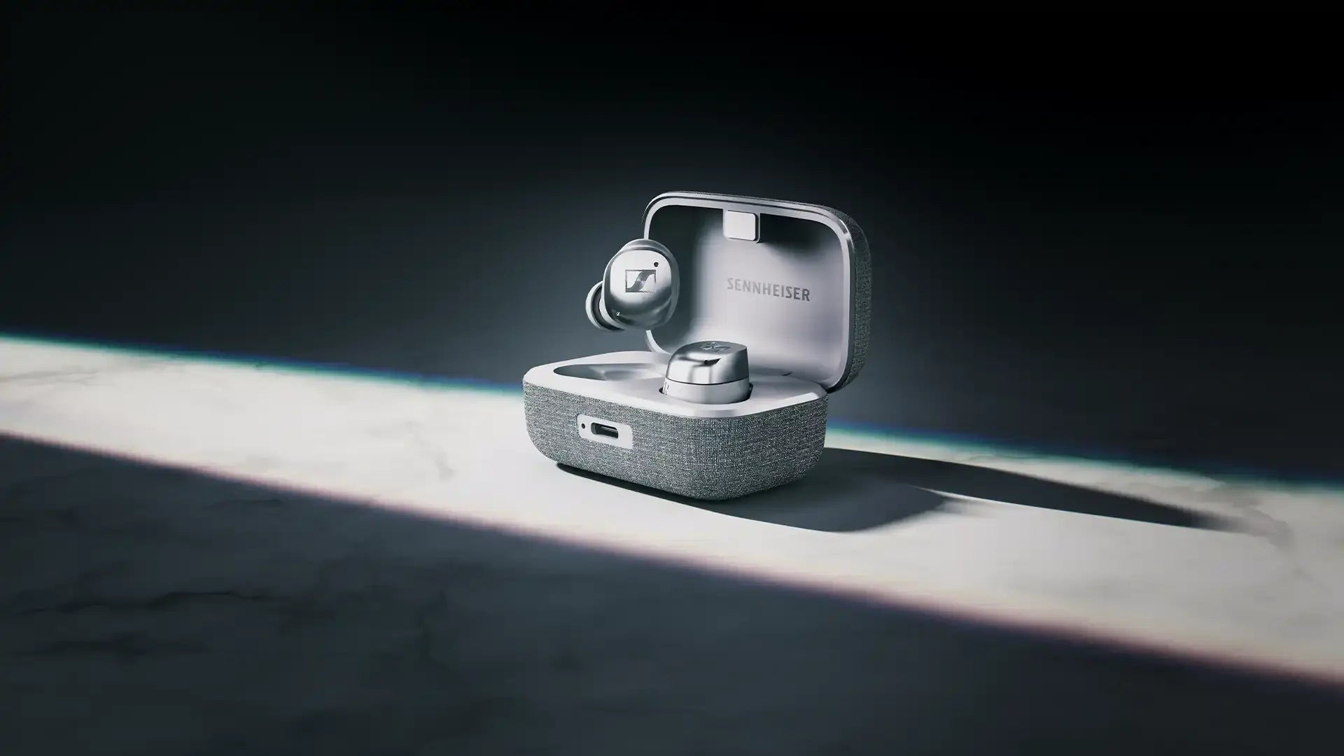 白色銀色 MOMENTUM 真無線 4 桌面版